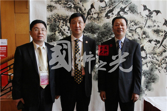 公司領(lǐng)導(dǎo)與國(guó)內(nèi)政要在畫(huà)展期間合影留念