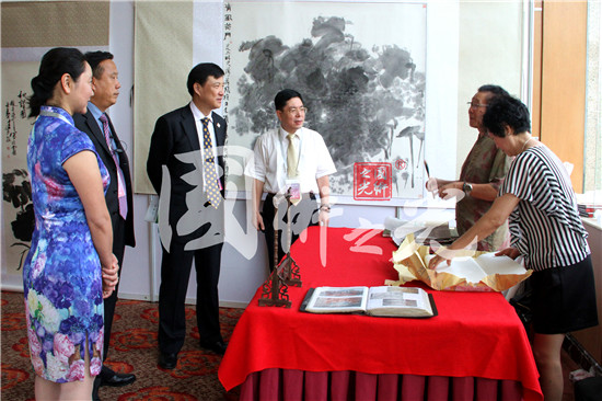 畫(huà)展期間國(guó)內(nèi)政要尤建華觀看林遠(yuǎn)臻老師現(xiàn)場(chǎng)作畫(huà)