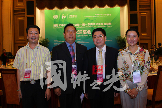 公司領(lǐng)導(dǎo)與國(guó)內(nèi)領(lǐng)導(dǎo)宴會(huì)現(xiàn)場(chǎng)合影