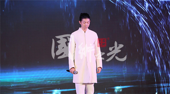 文傳榜發(fā)布大會(huì)現(xiàn)場(chǎng)中國(guó)好歌曲第一季冠軍霍尊演唱歌曲《卷珠簾》剪影