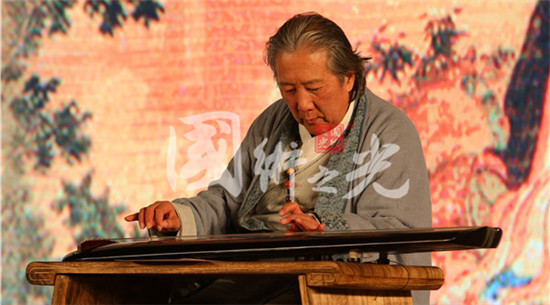 文傳榜發(fā)布大會(huì)現(xiàn)場(chǎng)中國(guó)文化網(wǎng)絡(luò)傳播研究會(huì)副會(huì)長(zhǎng)、中國(guó)琴會(huì)副會(huì)長(zhǎng)楊青用古琴?gòu)椬唷肚賶?mèng)紅樓——枉凝眉》