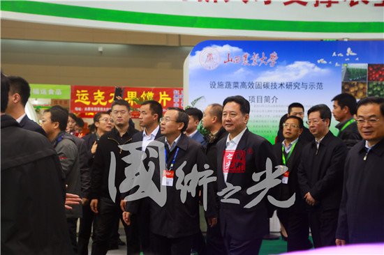 山西省長(zhǎng)李小鵬親臨國(guó)術(shù)之光承辦的農(nóng)博會(huì)并參觀剪影
