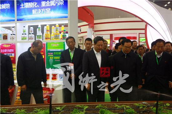 山西省長(zhǎng)李小鵬親臨國(guó)術(shù)之光承辦的農(nóng)博會(huì)認(rèn)真觀看展區(qū)農(nóng)作物創(chuàng)新項(xiàng)目剪影