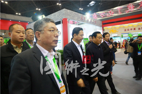 國(guó)術(shù)之光領(lǐng)導(dǎo)帶領(lǐng)山西省長(zhǎng)李小鵬以及省級(jí)領(lǐng)導(dǎo)參觀博覽會(huì)展區(qū)剪影